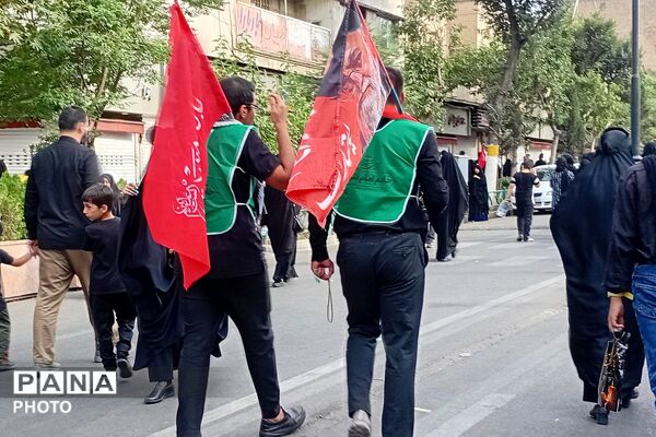 خروش نوجوانان در بدرقه رهبر شهید