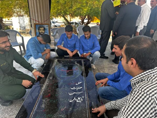 عطر‌افشانی و غبارروبی مزار شهدای بستک
