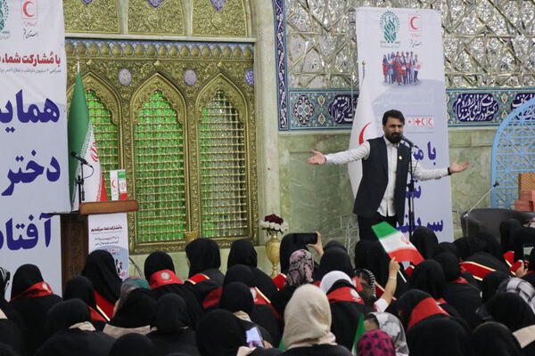 همایش تجلیل از دختران عضو هلال احمر در قم