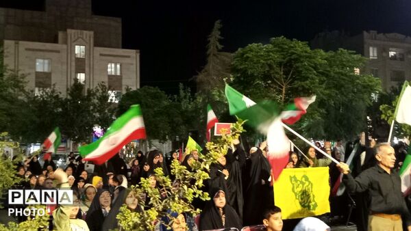 تجمع مردم شهر فردوسیه در دهه امامت در کنار شهدای گمنام