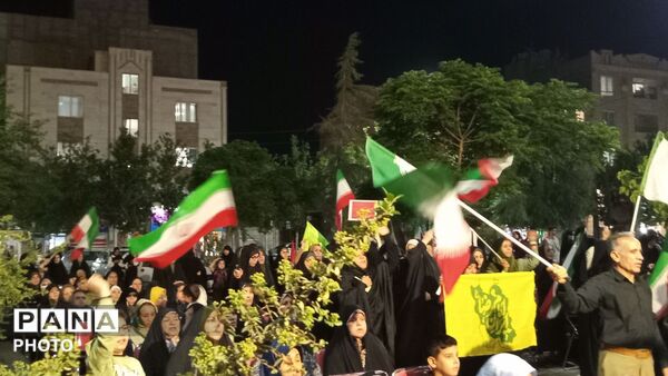 تجمع مردم شهر فردوسیه در دهه امامت در کنار شهدای گمنام