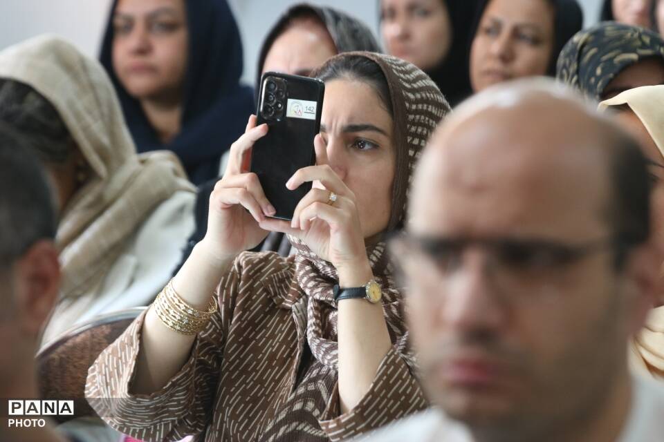 جشن شکوفه‌ها در دبستان ۲۲ بهمن یزد