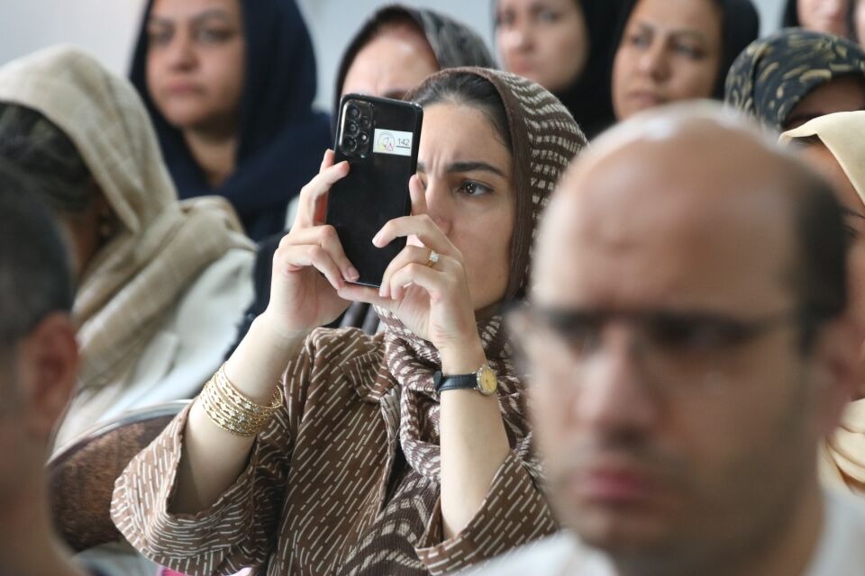 جشن شکوفه‌ها در دبستان ۲۲ بهمن یزد