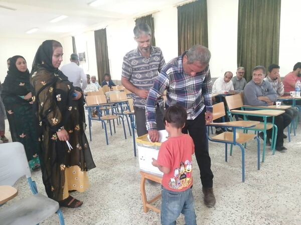 انتخابات انجمن اولیا و مربیان در دبیرستان علی سایانی فین
