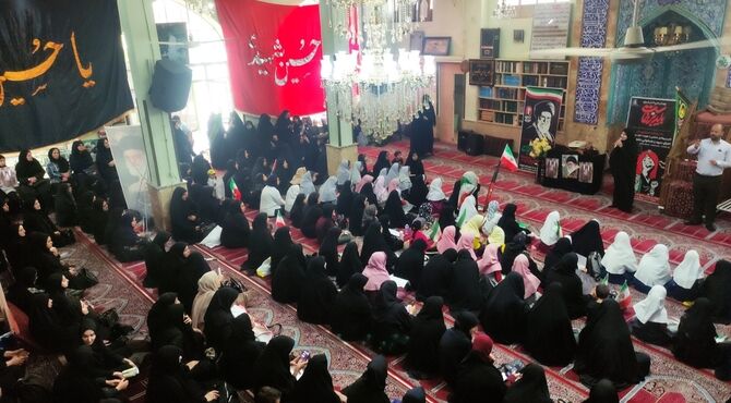 آیین بدرقه و تشییع نمادین پیکر مطهر امام شهید در مسجد صاحب‌الزمان شهرکرد 