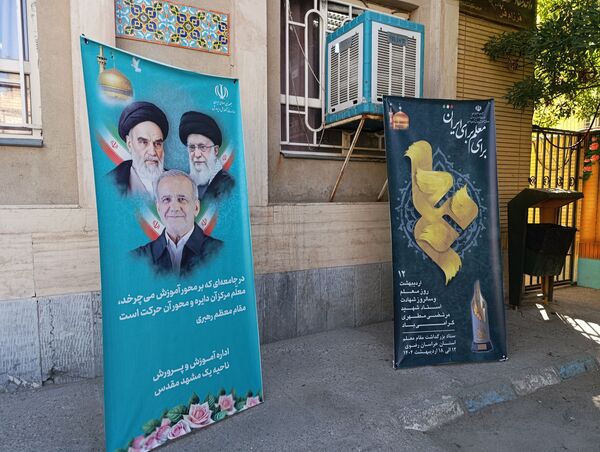 نواختن زنگ سپاس معلم در دبیرستان و دبستان میرزا جعفر سروقد