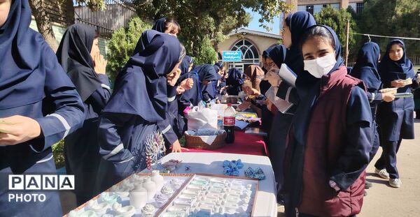جشنواره محصولات فرهنگی در دبیرستان شاهد قدسیان