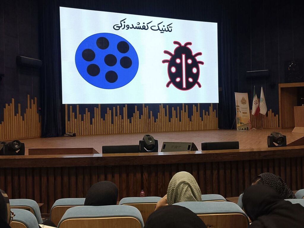 حضور دانش‌آموزان دختر هرمزگانی در همایش بزرگ تحصیلی «یاد نوین»