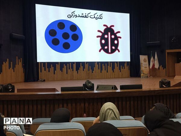 حضور دانش‌آموزان دختر هرمزگانی در همایش بزرگ تحصیلی «یاد نوین»