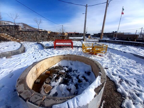 بارش برف زمستانی در روستا بتو 