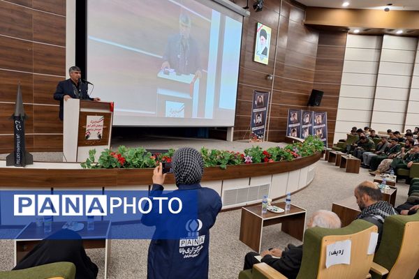 اجتماع بزرگ دانش آموزان بسیجی پردیس در گرامیداشت شهدای دانش آموز