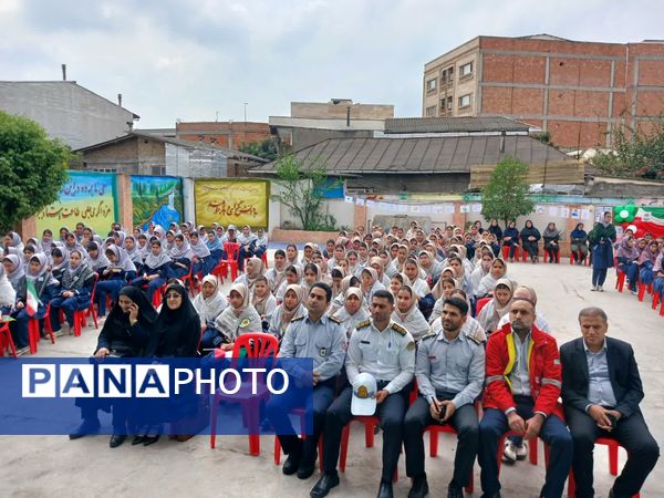 حضور نیروهای انتظامی در دبیرستان نجم قائمشهر