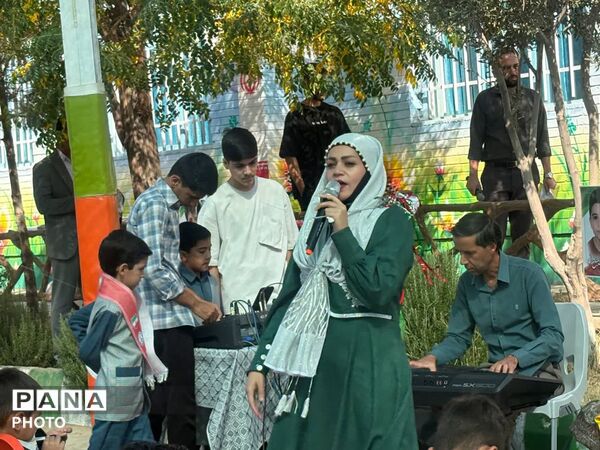نخستین قدم‌های کلاس‌اولی‌ها در جشن شکوفه‌های دبستان شاهد آقا مصطفی خمینی