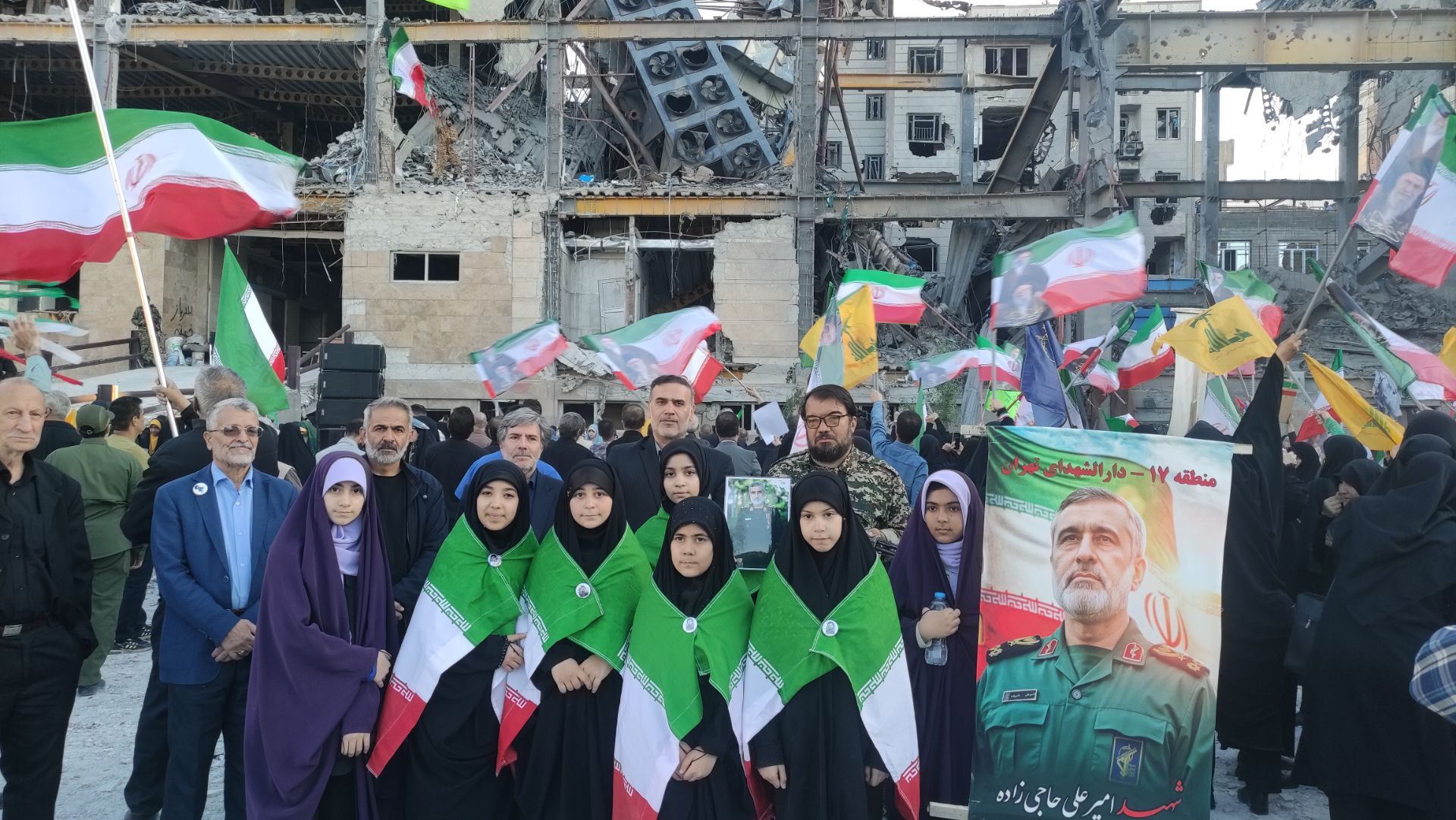پاسخ پرشور دانش آموزان و بسیجیان به تعرض دشمن در پایگاه سپاه حضرت حبیب بن مظاهر(ع) دارالشهدای تهران