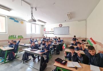 عکس یادگاری هم‌کلاسی‌های دبستان بهار قرآن اسلامشهر