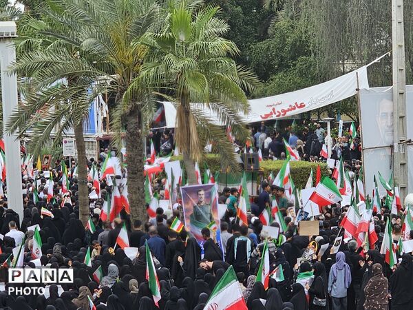 وداع باشکوه بندرعباس با دریابان شهید علیرضا تنگسیری؛ پیکر فرزند دریا بر دستان مردم تشییع شد