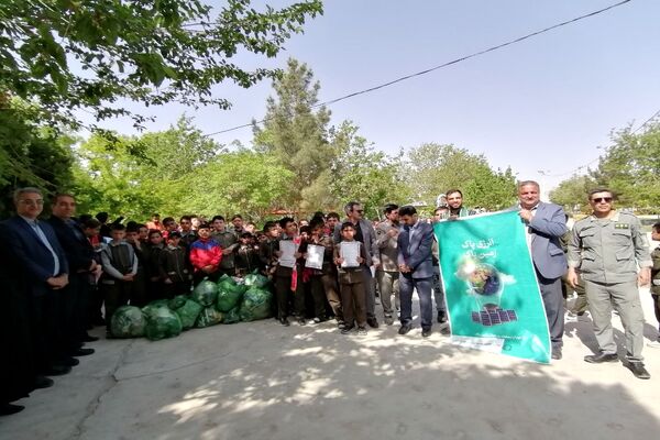 حضور دانش‌آموزان پیشتاز دبستان شهید شوشتری در کوهستان پارک شهرستان فاروج