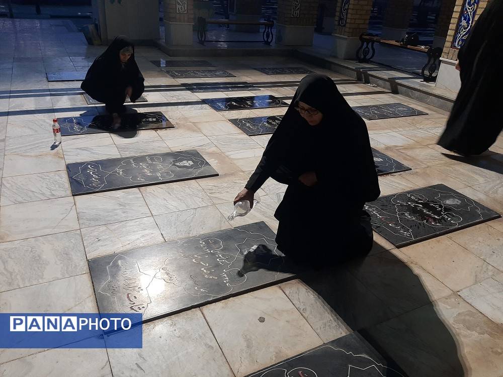 غبار‌روبی مزار شهدا و دیدار با مادر شهید در خلیل‌آباد
