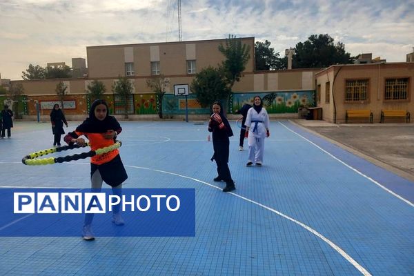 هنرنمایی دانش‌آموزان در رشته‌های ورزشی به‌مناسبت هفته تربیت‌بدنی در ناحیه 2 شهرری 