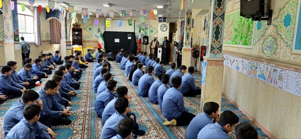 نمازجماعت پایه هشتم مدرسه زمانی با حضور مدیر آموزش و پرورش منطقه ۱۹ 