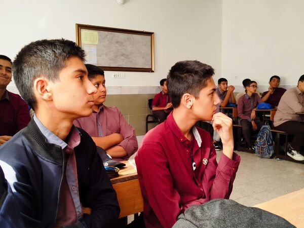 هدایت تحصیلی دانش‌آموزان در دبیرستان میثاق با حضور مشاور مدرسه 