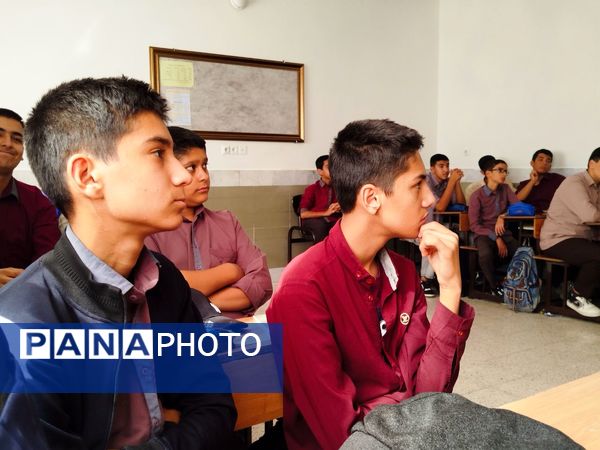 هدایت تحصیلی دانش‌آموزان در دبیرستان میثاق با حضور مشاور مدرسه 