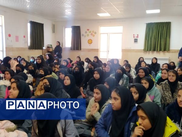 کارگاه آشنایی با فضای مجازی در دبیرستان دخترانه امید 