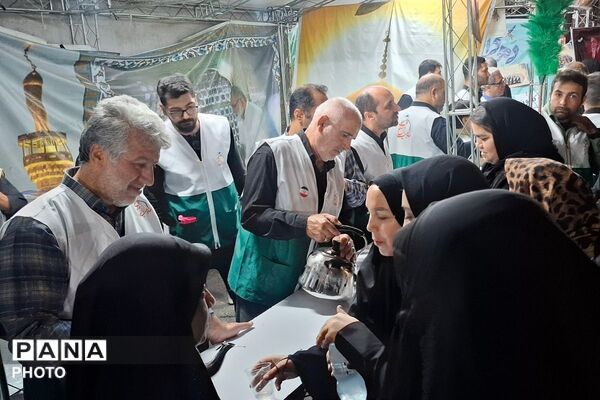 حضور دانش‌آموزان دبستان ملاصدرا در اجتماع سراسری و همخوانی سرود «باید برخاست»