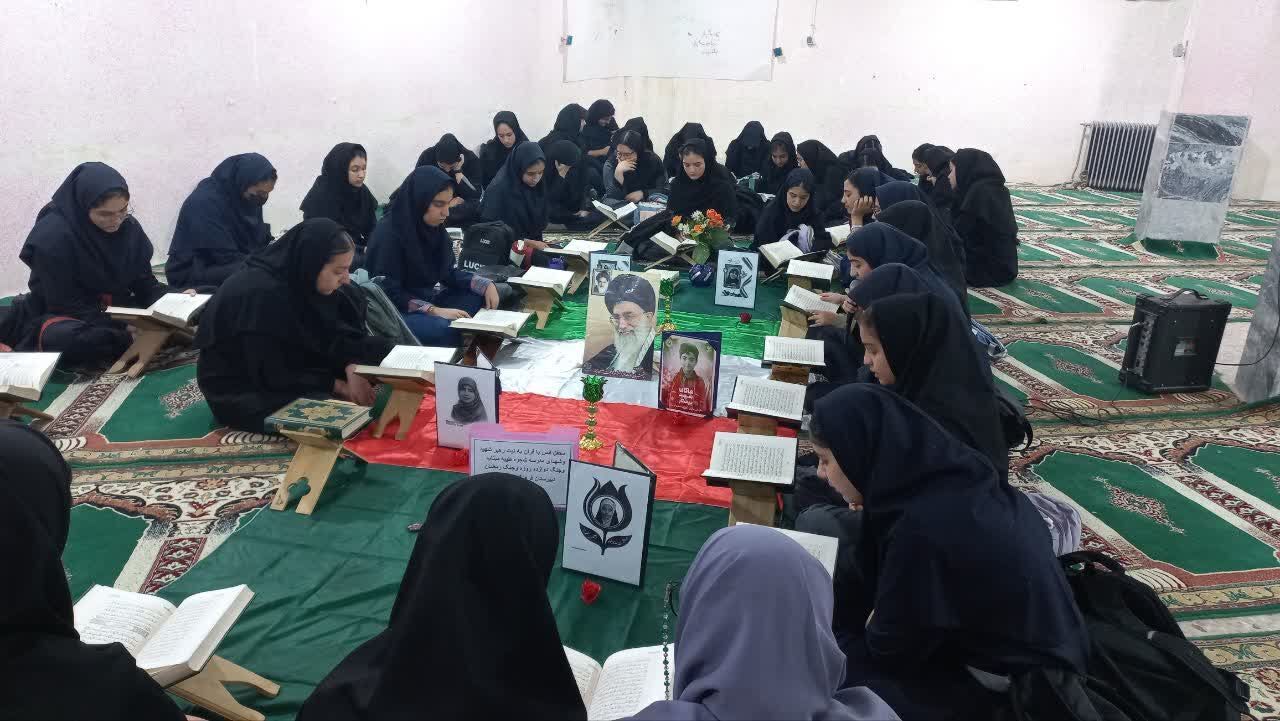برگزاری محفل قرآنی در دبیرستان دخترانه فرهنگیان