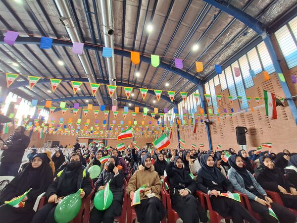 نواخته شدن زنگ انقلاب اسلامی توسط استاندار اصفهان