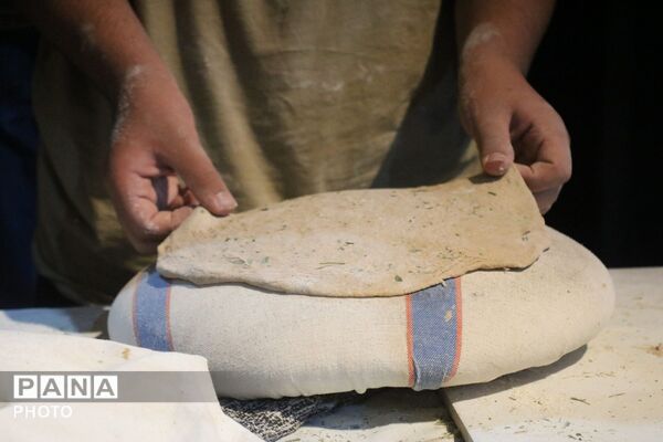 طبخ نان در تنورخانه سنتی ایران با حضور خانواده های شهدای جنگ رمضان