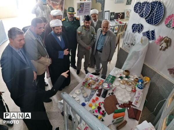 افتتاح نمایشگاه دست سازه‌های هنری در هفته مشاغل