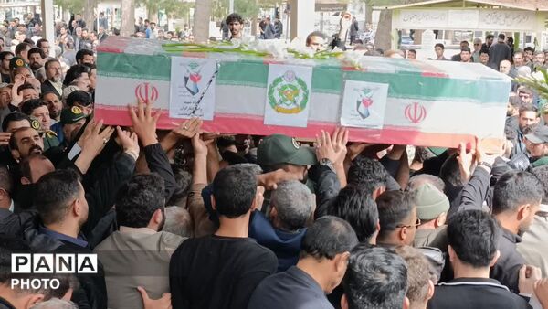 اشک و قدردانی در تشییع خلبان شهید بیاتی؛ مردم کوهدشت با شهیدشان وداع کردند 