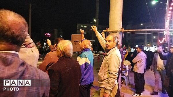 میدان ازادی هر شب میزبان وطن پرستان نیشابوری می شود 