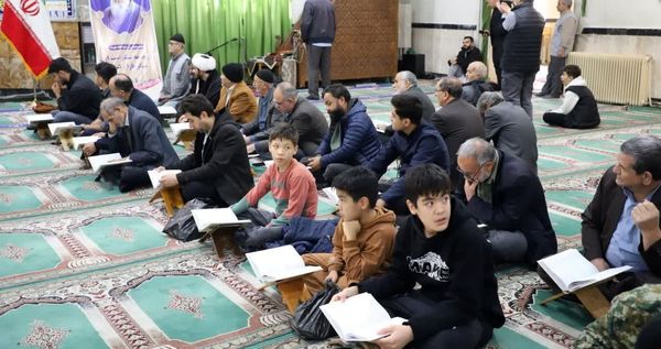 نهج‌البلاغه‌خوانی نماز‌گزاران کمالشهر پیش از خطبه‌های نماز 