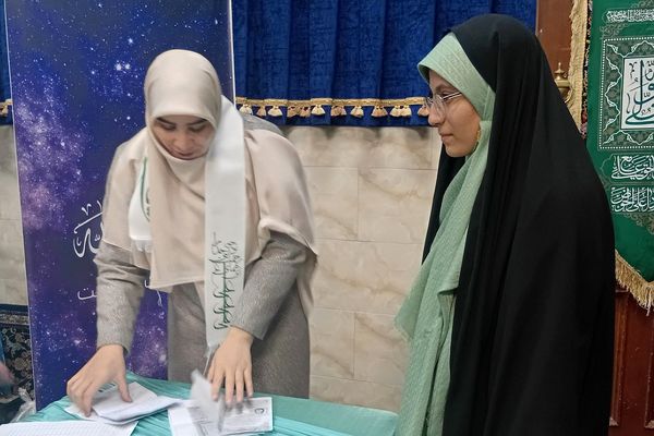 ورود دانش‌ آموزان دختر ناحیه دو شهرری به مراسم معنوی اعتکاف 