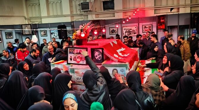 وداع خانواده شهدای دانش‌آموز در معراج شهدای کرمانشاه