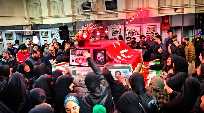 وداع خانواده شهدای دانش‌آموز در معراج شهدای کرمانشاه
