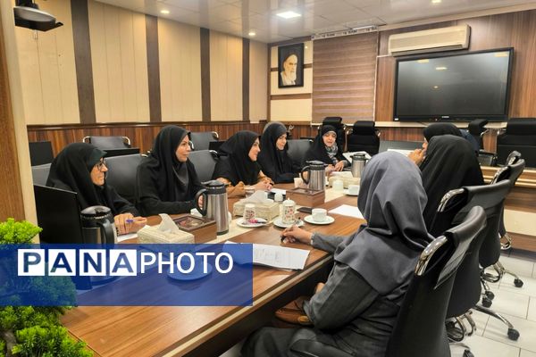 نشست هم اندیشی مسئولین قطب های پنج گانه گروه آموزشی تربیتی درس تفکر و سبک زندگی شهرستان های استان تهران