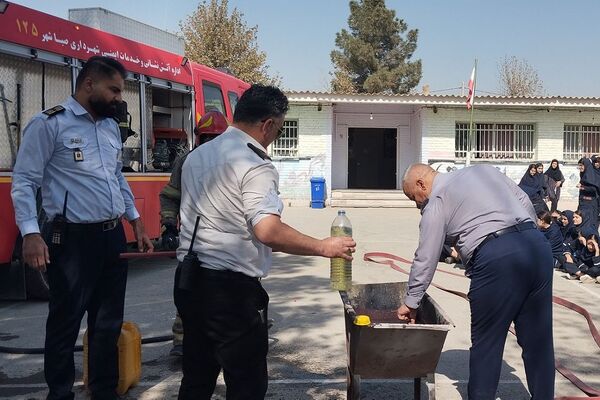 آموزش اصول اولیه آتش‌نشانی در مدرسه زکیه صباشهر
