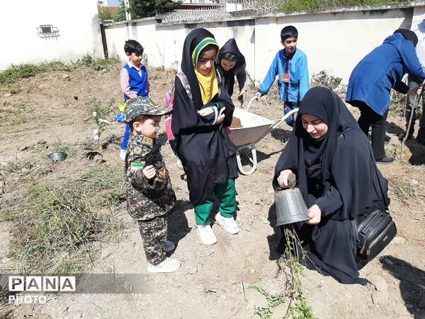 کاشت ۴۰ اصله نهال  به مناسبت چهلمین روز شهادت‌ قائد امت اسلامی ودانش آموزان میناب در تالش