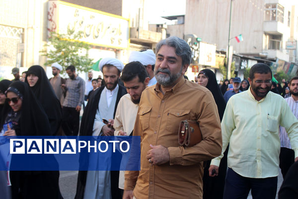 جلوه‌های حماسی از حضور نوجوانان قمی در مراسم تشییع شهدا 