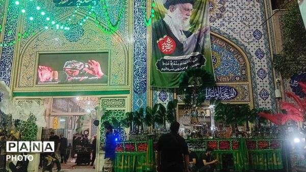بیرق سیاه عزا در شب اول محرم بر گنبد ملکوتی امام هشتم برافراشته شد