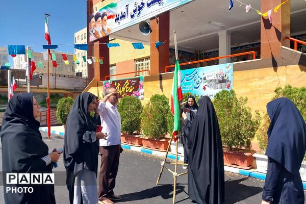 آماده‌سازی مراسم بازگشایی مدارس در دبیرستان شاهد بهشت