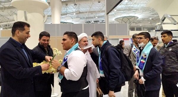 اولین کاروان دانش‌آموزان عازم سفر عمره مفرده پس از ده سال از فرودگاه بین‌المللی شهید بهشتی اصفهان