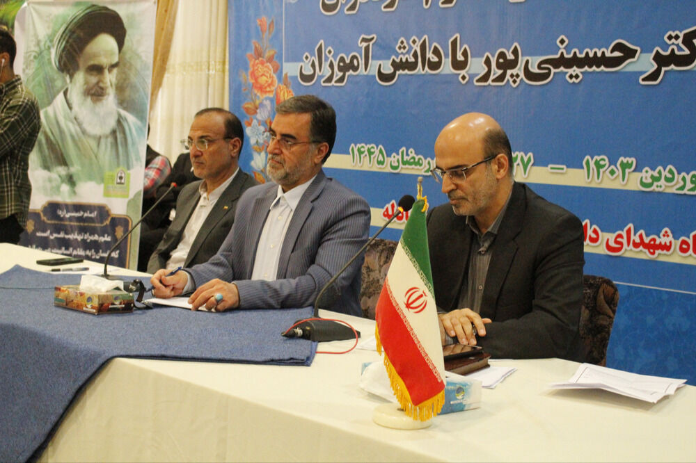 نشست صمیمانه استاندار مازندران با دانش‌آموزان