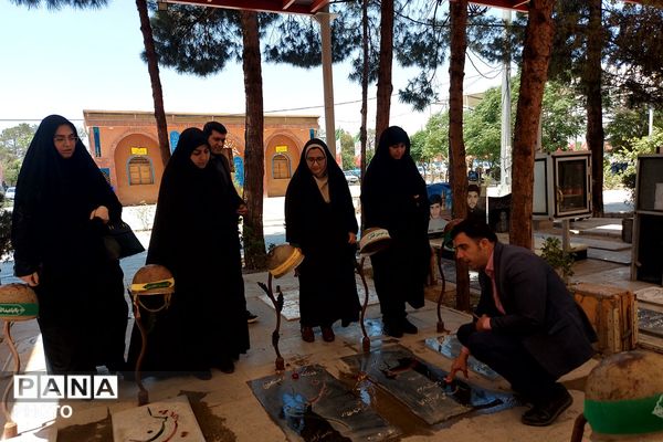 تجدید عهد با امام راحل و شهدا