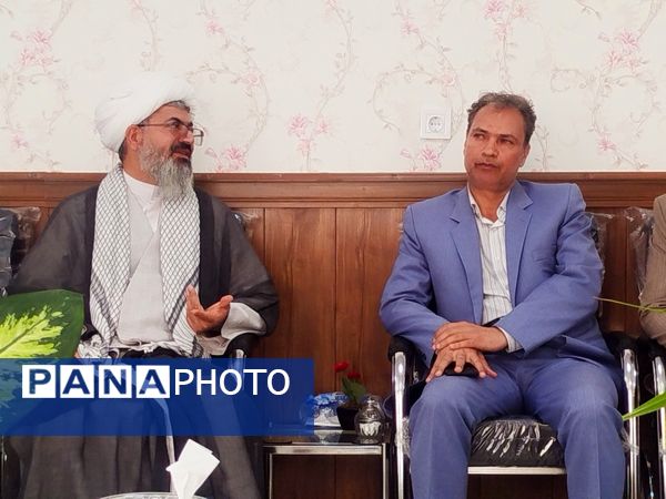 بازدید مدیر آموزش و پرورش و امام جمعه کاشمر از دبیرستان امام خمینی (ره) کاشمر 