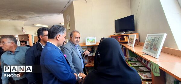 افتتاح نمایشگاه نقاشی  شهدای دانش آموز میناب مهربان