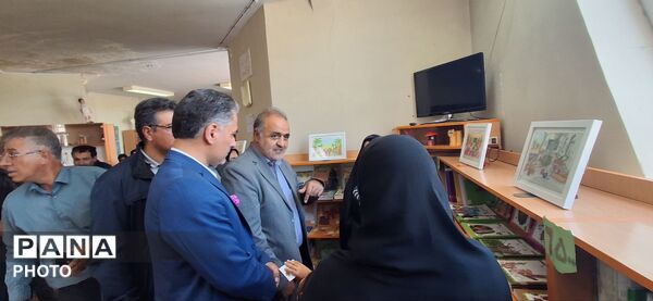 افتتاح نمایشگاه نقاشی  شهدای دانش آموز میناب مهربان